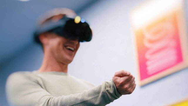 Mark Zuckerberg con il visore Vr Project Cambria