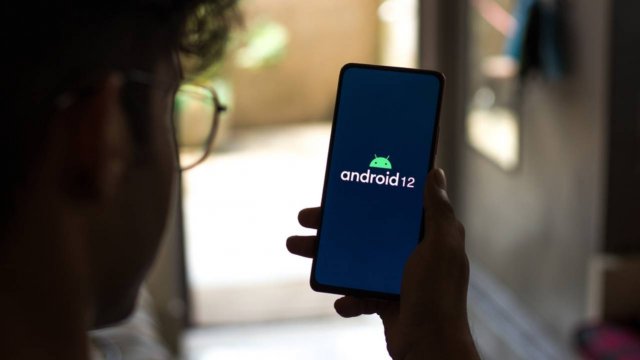 logo Android 12 su smartphone