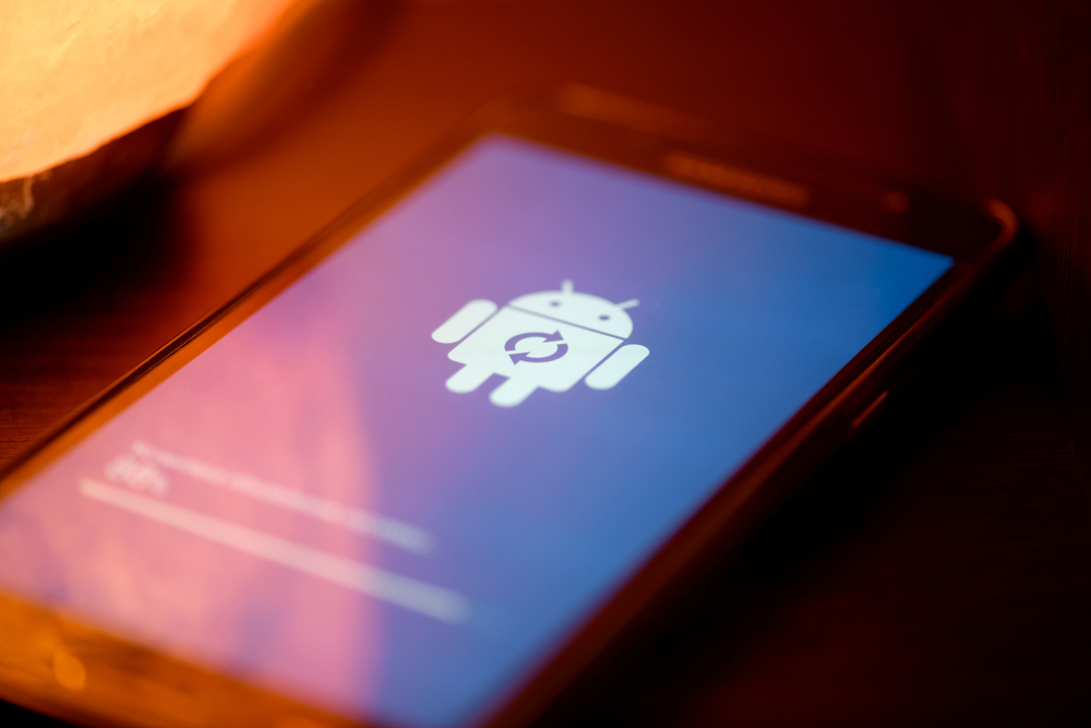 Logo android in riavvio su smartphone Logo android in riavvio su smartphone
