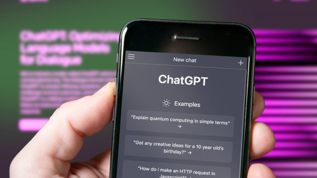 smartphone-in-mano-con-schermata-chatGPT