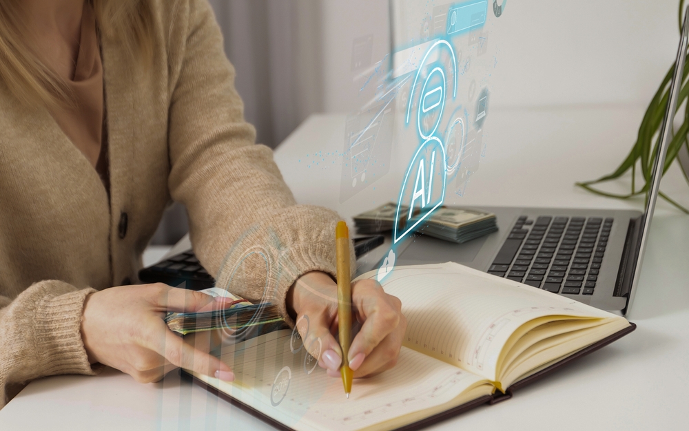 Donna-scrive-su-un-quaderno Donna-scrive-su-un-quaderno