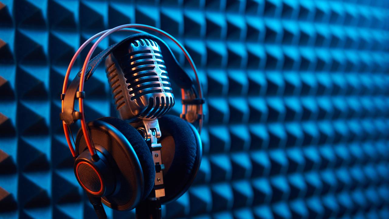 Cuffie e microfono per podcast