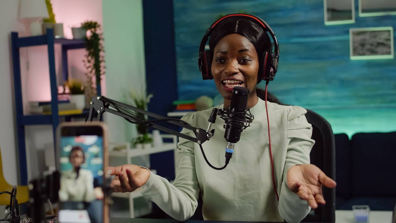 Podcast narrativo, donna al microfono