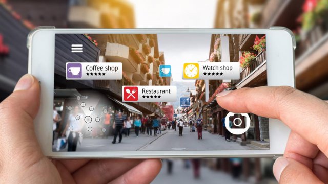 Uno smartphone dotato di app con realtà aumentata e geolocalizzazione