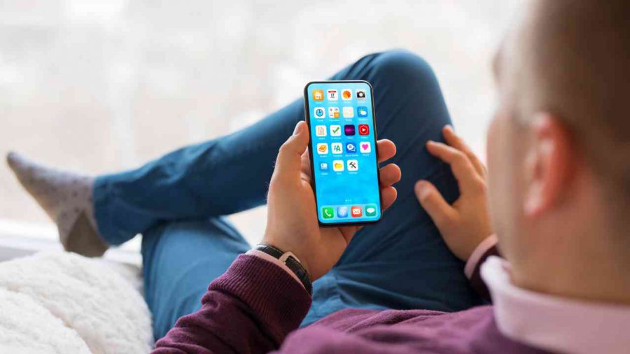 persona con uno smartphone