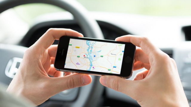 iPhone usato come navigatore in un'auto