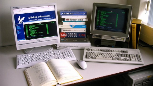 Programmatori COBOL al lavoro su vecchi PC