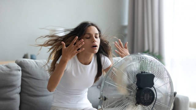 persona accaldata davanti al ventilatore