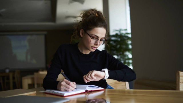 Persona che gestisce il tempo a lavoro