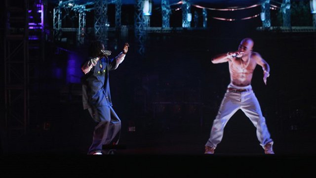 L'ologramma di Tupac (a dx) duetta con un cantante reale