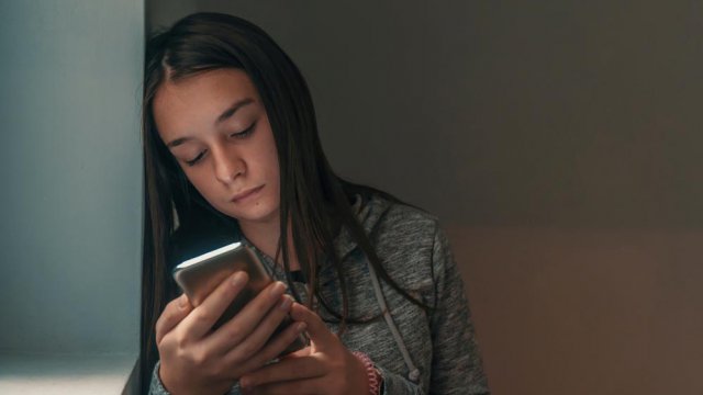 Una bambina su internet con lo smartphone