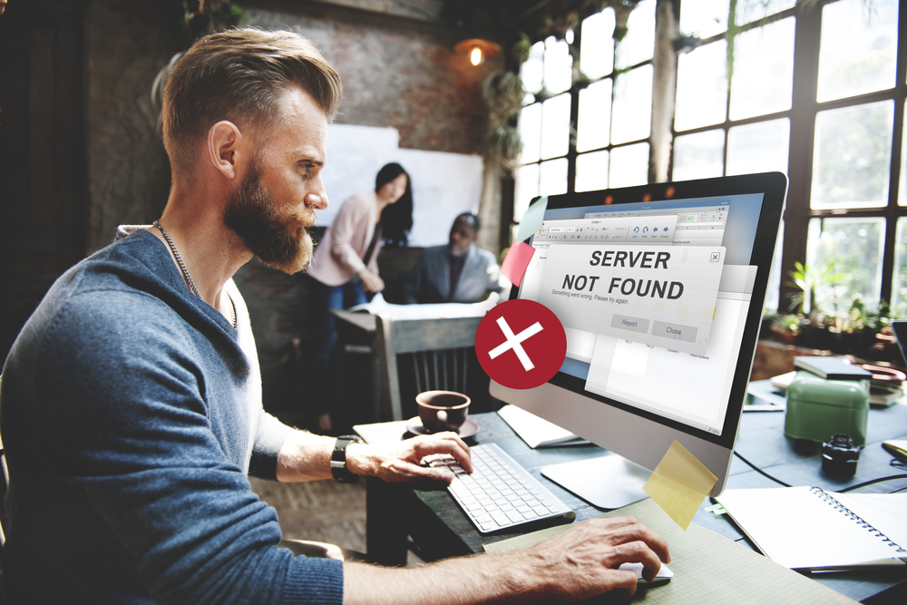 Ragazzo al pc con dicitura: server not found sul desktop