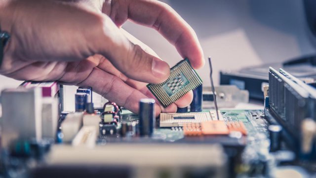 Per installare una CPU è necessario staccare il PC dalla corrente elettrica