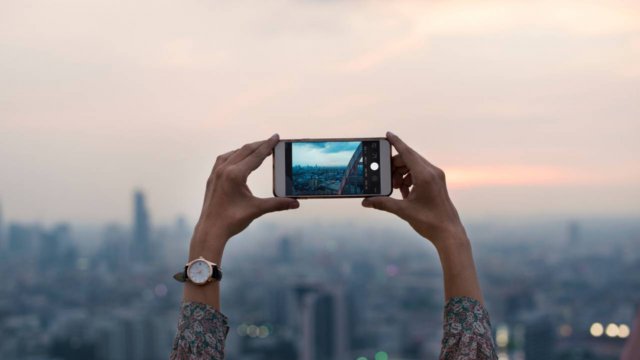 persona che fa fotografia a paesaggio con smartphone Apple