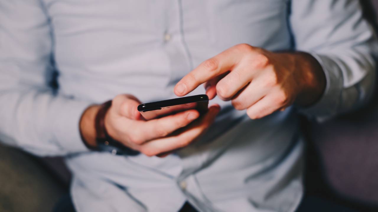 Persona che controlla smartphone android Persona che controlla smartphone android