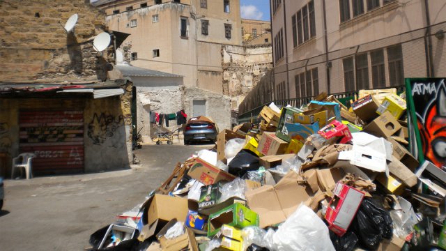 Una città invasa dai rifiuti