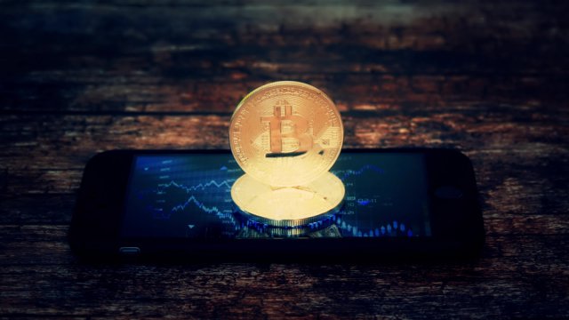 Bitcoin su schermo di smartphone