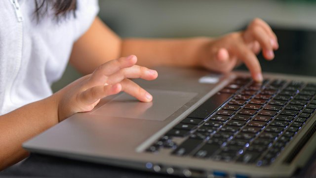 Bambina utilizza un laptop