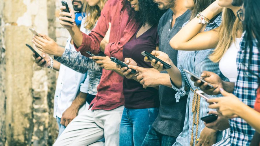 giovani che usano smartphone