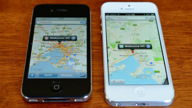 Una comparazione tra le mappe di Apple e quelle di Google su due dispositivi della Mela