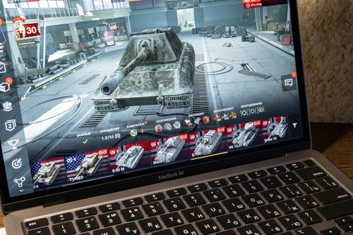 Videogioco con carri armati da guerra su imac Videogioco con carri armati da guerra su imac