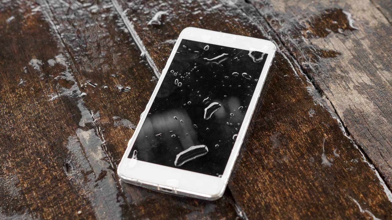 Smartphone bagnato Smartphone bagnato