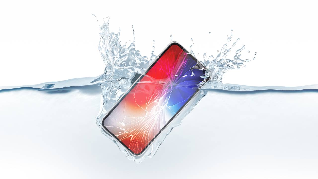 Smartphone in acqua Smartphone in acqua