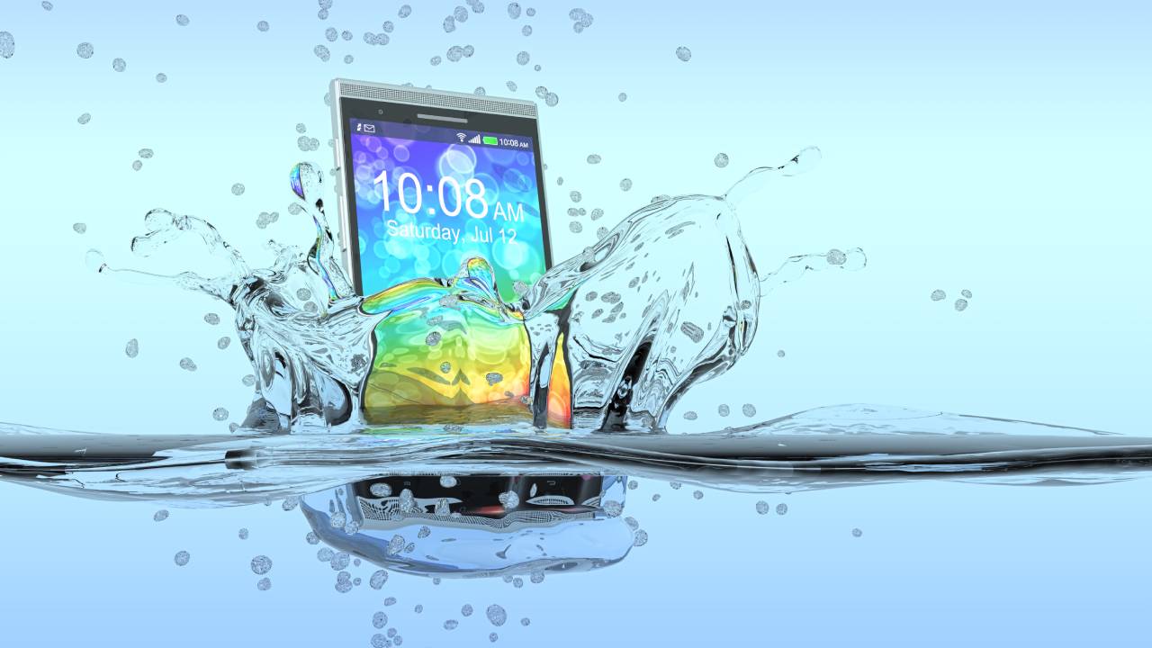 Smartphone in acqua Smartphone in acqua