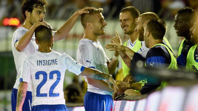 Gli azzurri festeggiano la rete di Ciro Immobile