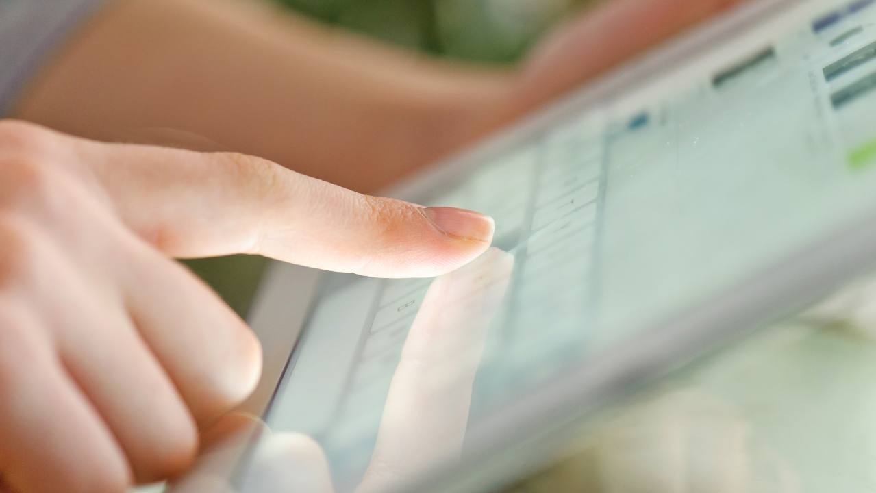 Persona che elabora sondaggio online Persona che elabora sondaggio online