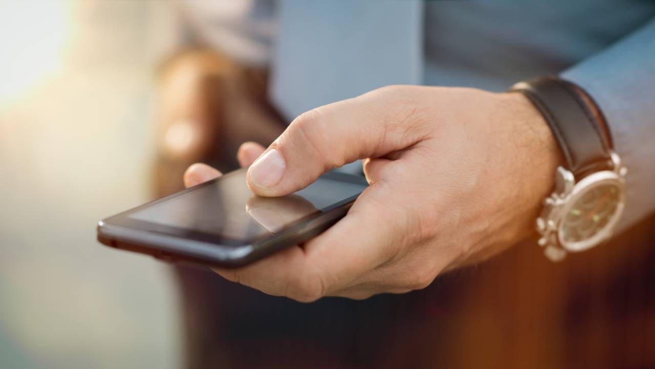 Persona che naviga da smartphone Persona che naviga da smartphone