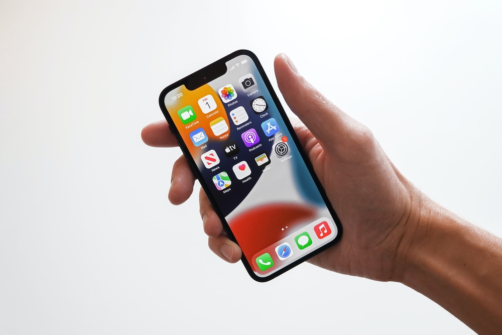 Mano-che-tiene-iphone-acceso