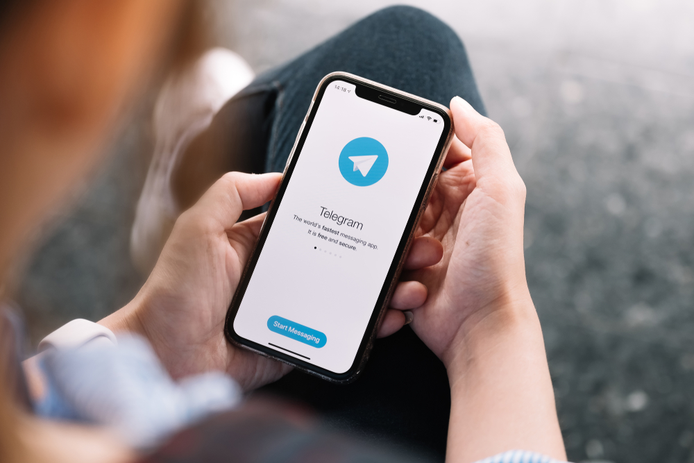 Donna-che-apre-app-telegram-sul-telefono
