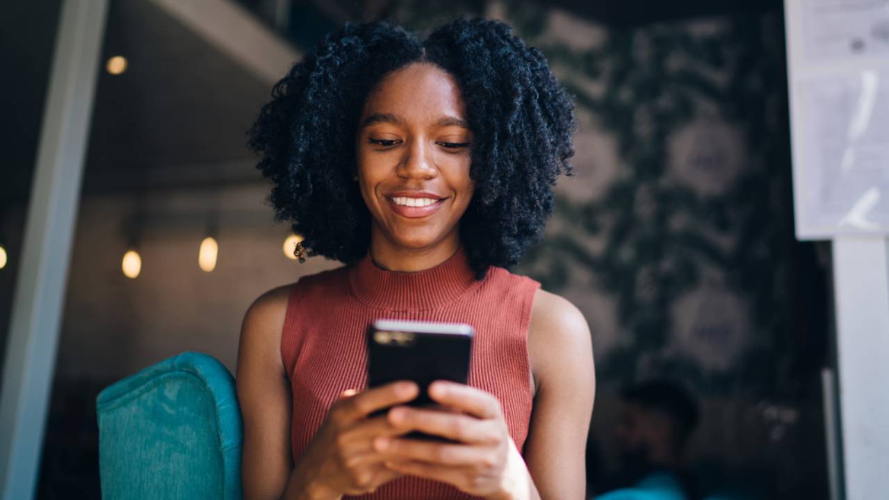 Persona che usa smartphone Persona che usa smartphone