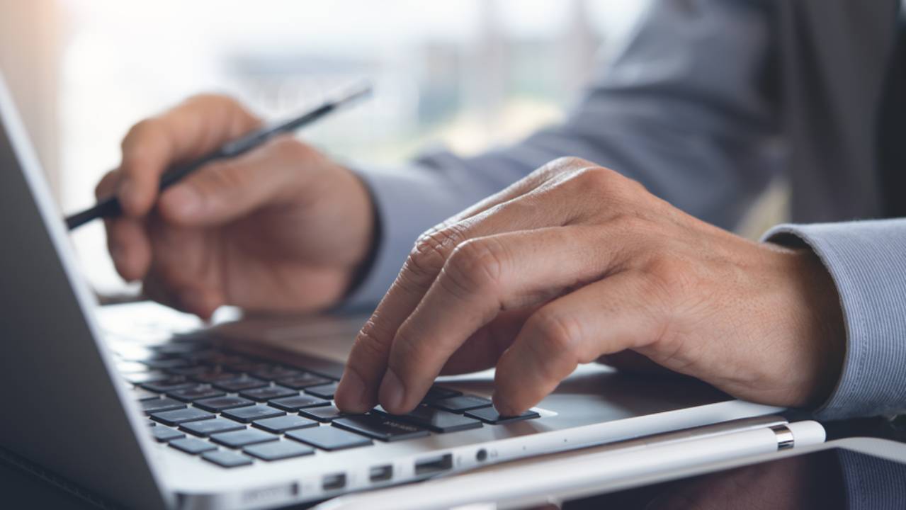 Persona che lavora al pc Persona che lavora al pc