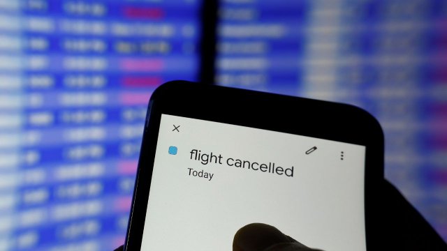 messaggio con volo cancellato su smartphone