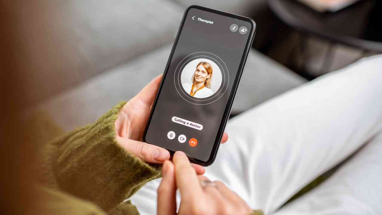 Persona che fa una videochiamata Persona che fa una videochiamata