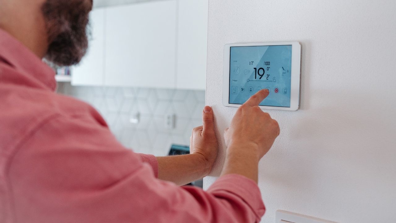 Uomo imposta il termostato 