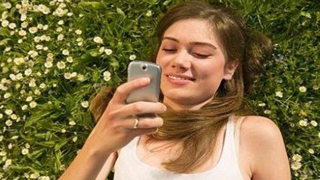 Una ragazza che legge sms