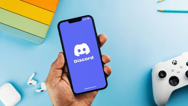 Persona che usa Discord su smartphone