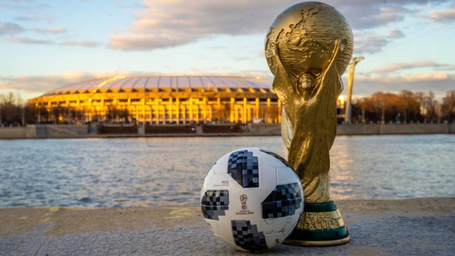 La Coppa del Mondo di calcio e, sullo sfondo, lo stadio della finale di Russia 2018