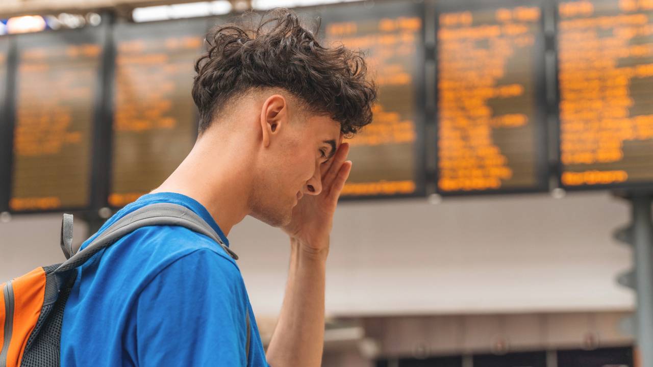 Viaggiare in treno, tabellone stazione