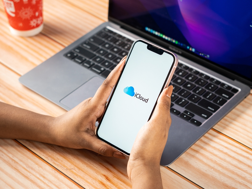 Smartphone-in-mano-schermata-icloud Smartphone-in-mano-schermata-icloud