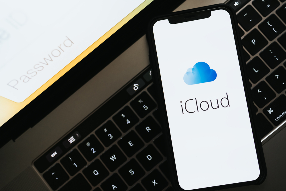 Smartphone-appoggiato-su-mac-schermata-icloud Smartphone-appoggiato-su-mac-schermata-icloud