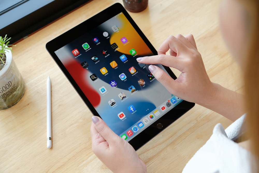 Ragazza interagisce con iPad Ragazza interagisce con iPad