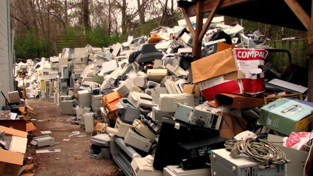 Rifiuti informatici ed elettronici accatastati in una discarica