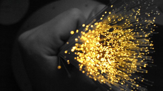 Un effetto di luce ottenuto con cavi di fibra ottica