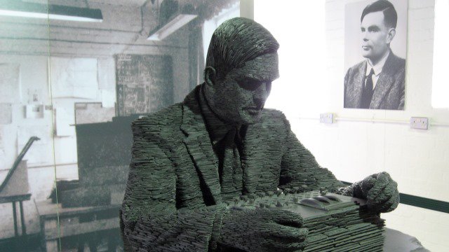 La statua di Alan Turing a Bletchley Park
