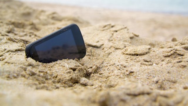 Cosa fare per eliminare la sabbia dallo smartphone