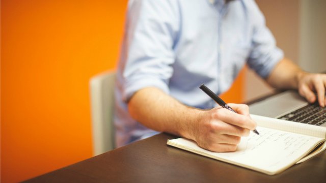 Scrivere a mano e con tastiera, quale opzione è la migliore?